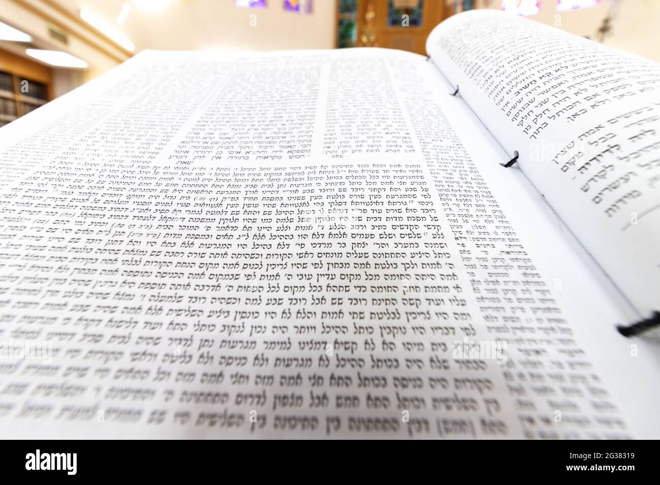 gerusalemme-isreale. 03-06-2021. Un'immagine ravvicinata, da un ampio angolo del Gemara - un libro di testo ebraico Torah. Sfondo sfocato Foto Stock