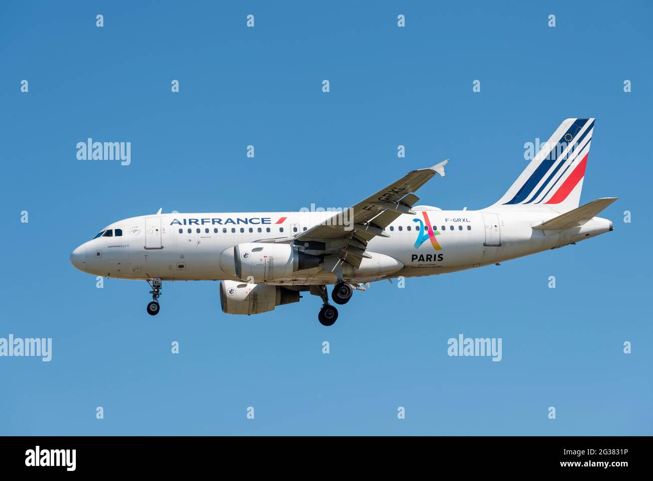 Air France Airbus A319 Airliner jet plane F-GRXL sulle finali per atterrare all'aeroporto di Londra Heathrow, Regno Unito, con il clima soleggiato. Con il logo Paris 2024 Olympics Foto Stock