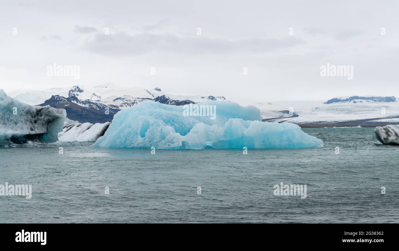 Vista degli iceberg nella laguna glaciale di Jokulsarlon formata con ghiaccio fondente, Islanda, riscaldamento globale e cambiamento climatico concetto Foto Stock