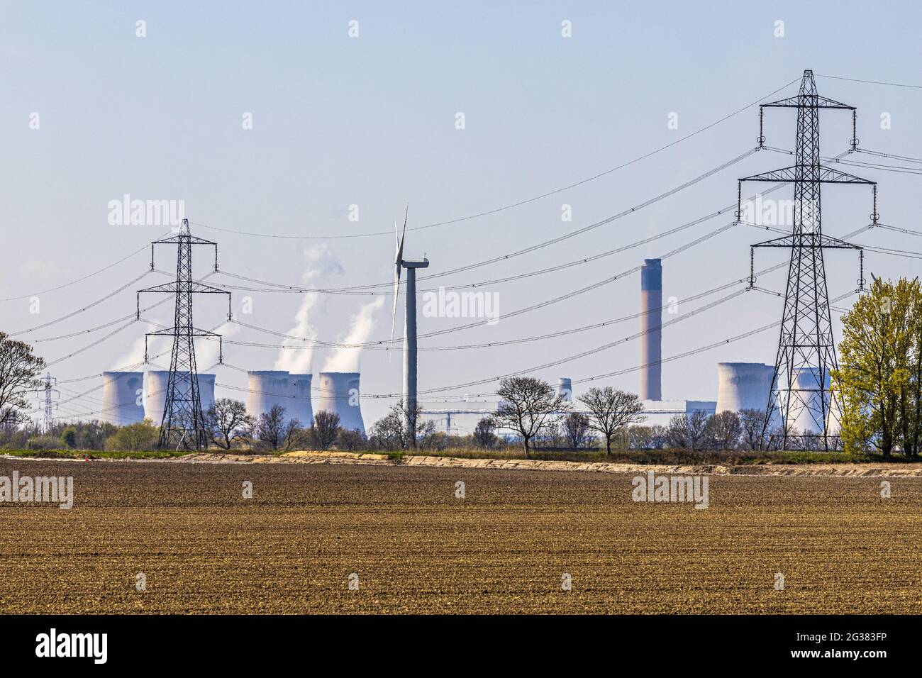 Centrale elettrica alimentata a biomassa e carbone Drax con piloni e turbina eolica, North Yorkshire UK Foto Stock