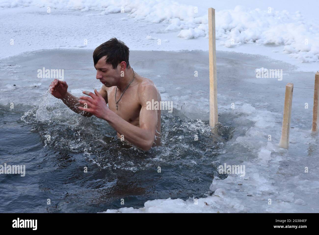 Un uomo fa un tuffo nel fiume durante le celebrazioni dell'Epifania. Svyato-Uspenskaya Svyatogorskaya Lavra è un grande monastero cristiano ortodosso sulla riva destra del fiume Seversky Donets vicino alla città di Svyatogorsk in oblast Donetskaya (regione) dell'Ucraina orientale. Oggi, il monastero costituisce il fulcro del Parco Naturale Nazionale. Foto Stock