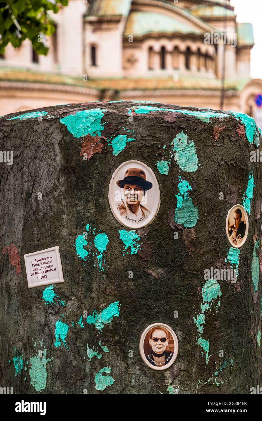 Pietra commemorativa di Joseph Beuys e dei suoi compagni di fronte alla Galleria Nazionale di Sofia, Bulgaria Foto Stock
