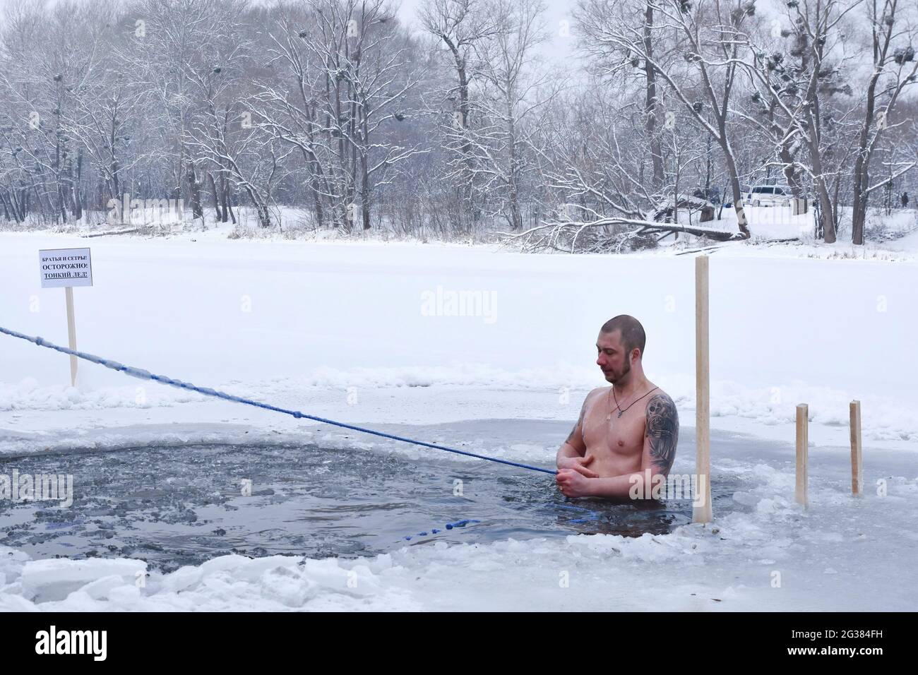 Un uomo fa un tuffo nel fiume durante le celebrazioni dell'Epifania. Svyato-Uspenskaya Svyatogorskaya Lavra è un grande monastero cristiano ortodosso sulla riva destra del fiume Seversky Donets vicino alla città di Svyatogorsk in oblast Donetskaya (regione) dell'Ucraina orientale. Oggi, il monastero costituisce il fulcro del Parco Naturale Nazionale. Foto Stock