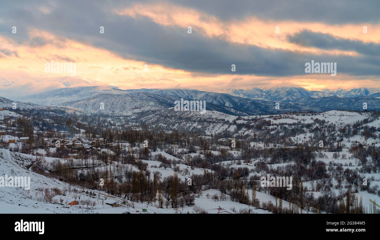 Paesaggio invernale con neve in Anatolia Orientale, Bitlis, Turchia Foto Stock