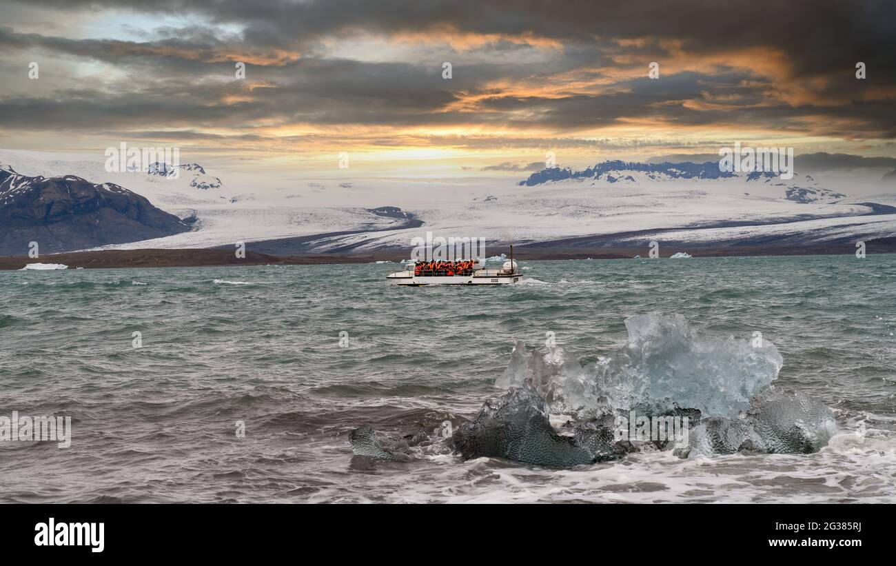 Jokulsarlon, Islanda - Maggio 2019: Turisti non identificati che hanno un tour in barca sul ghiacciaio dell'Islanda nella laguna del ghiacciaio Jokulsarlon, Islanda Foto Stock