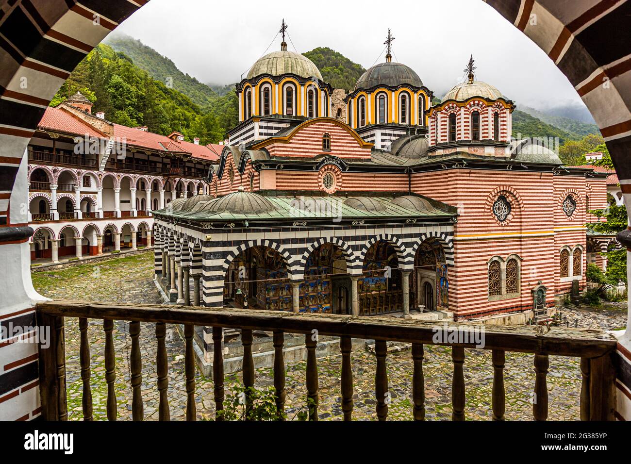 Sin dalla sua fondazione nel 10 ° secolo, e certamente a causa della sua posizione nei difficili da raggiungere Monti Rila, il Monastero di Rila è stato significativo come istituzione bulgara. Il Monastero di San Ivan di Rila, meglio conosciuto come il Monastero di Rila (in bulgaro: Рилски манастир, Rilski manastir) è il più grande e famoso monastero ortodosso orientale della Bulgaria. Appartiene al patrimonio mondiale dell'UNESCO. Foto Stock