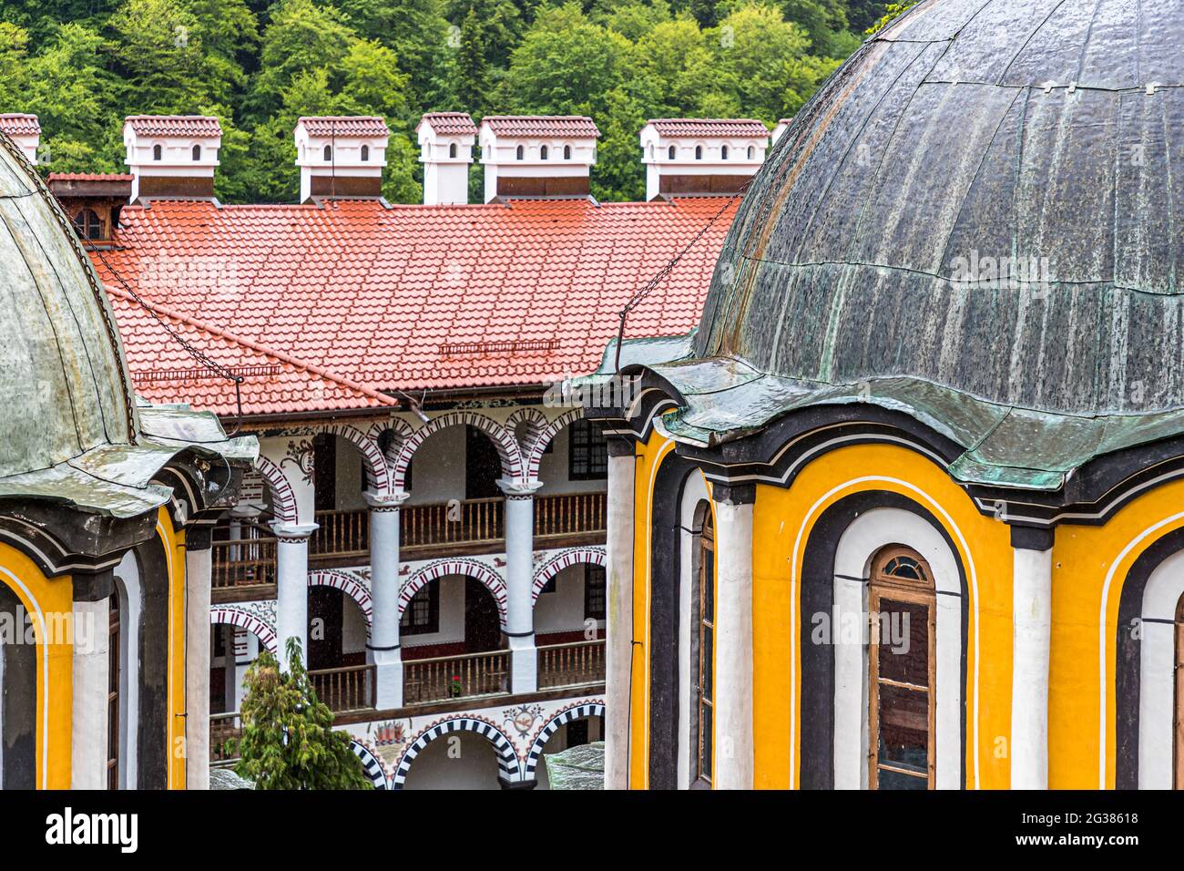 Il Monastero di San Ivan di Rila, meglio conosciuto come il Monastero di Rila (in bulgaro: Рилски манастир, Rilski manastir) è il più grande e famoso monastero ortodosso orientale della Bulgaria. Appartiene al patrimonio mondiale dell'UNESCO. Foto Stock