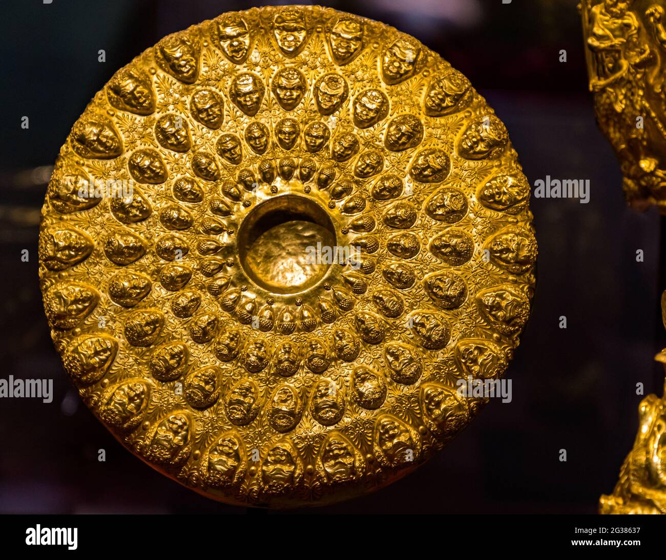 Panagyurishte tesoro. Questo è il piale d'oro traciano più conosciuto. E' decorata con quattro strisce concentriche con teste di elementi negroidi e ghiande. Museo storico nazionale di Sofia, Bulgaria Foto Stock