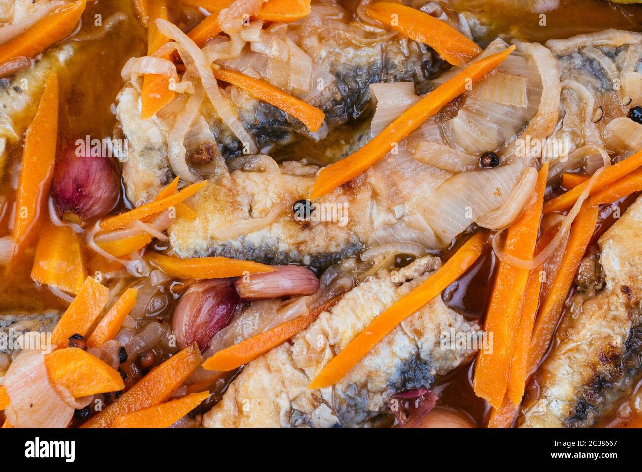 Tipica cucina andalusa. Sardine in escabeche - sardine sottaceto. Escabeche è il nome di un certo numero di piatti in spagnolo, costituito da fi marinato Foto Stock
