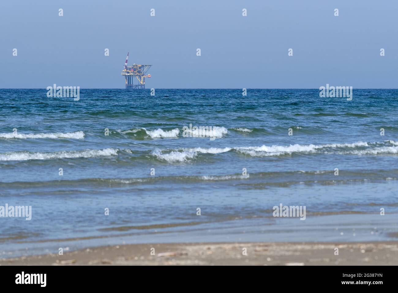 Ameland, Olanda aprile 20,2021-NAM, piattaforma offshore con spiaggia, sabbia e surf. Estrazione di gas naturale nella regione di Wadden-Mare del Nord Foto Stock