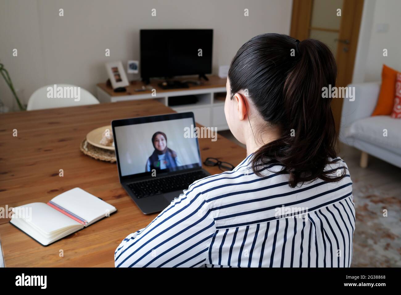 Donne d'affari che hanno conversazioni da videoconferenza in linea. Giovani donne che hanno incontri e interviste con la macchina fotografica. Foto Stock