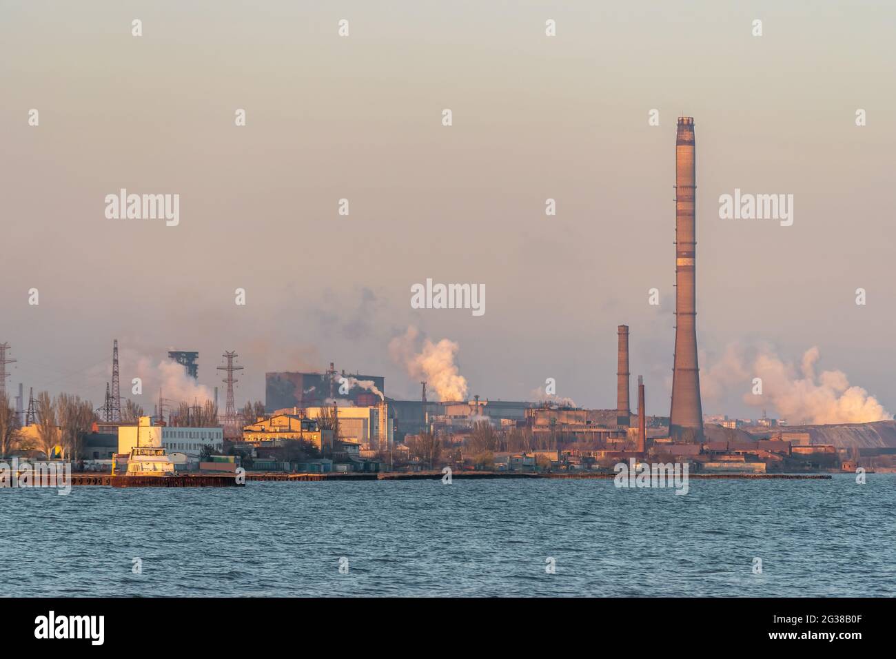 Fabbrica con inquinamento atmosferico fumo da camini, problemi ambientali. Concetto di inquinamento atmosferico industriale. Catastrofe ecologica. Foto Stock