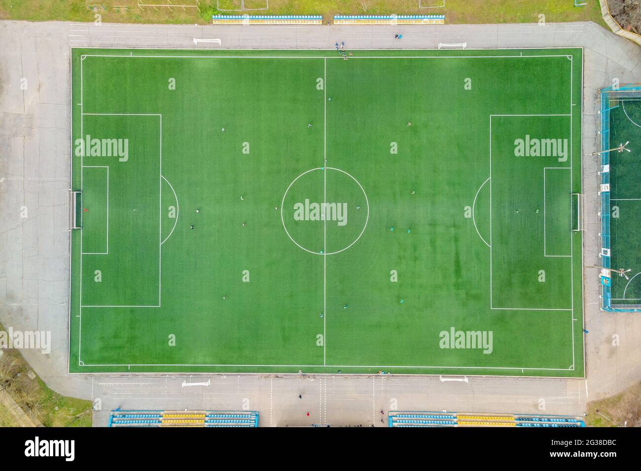 Vista aerea dall'alto del drone del campo da calcetto con giocatori. Foto Stock