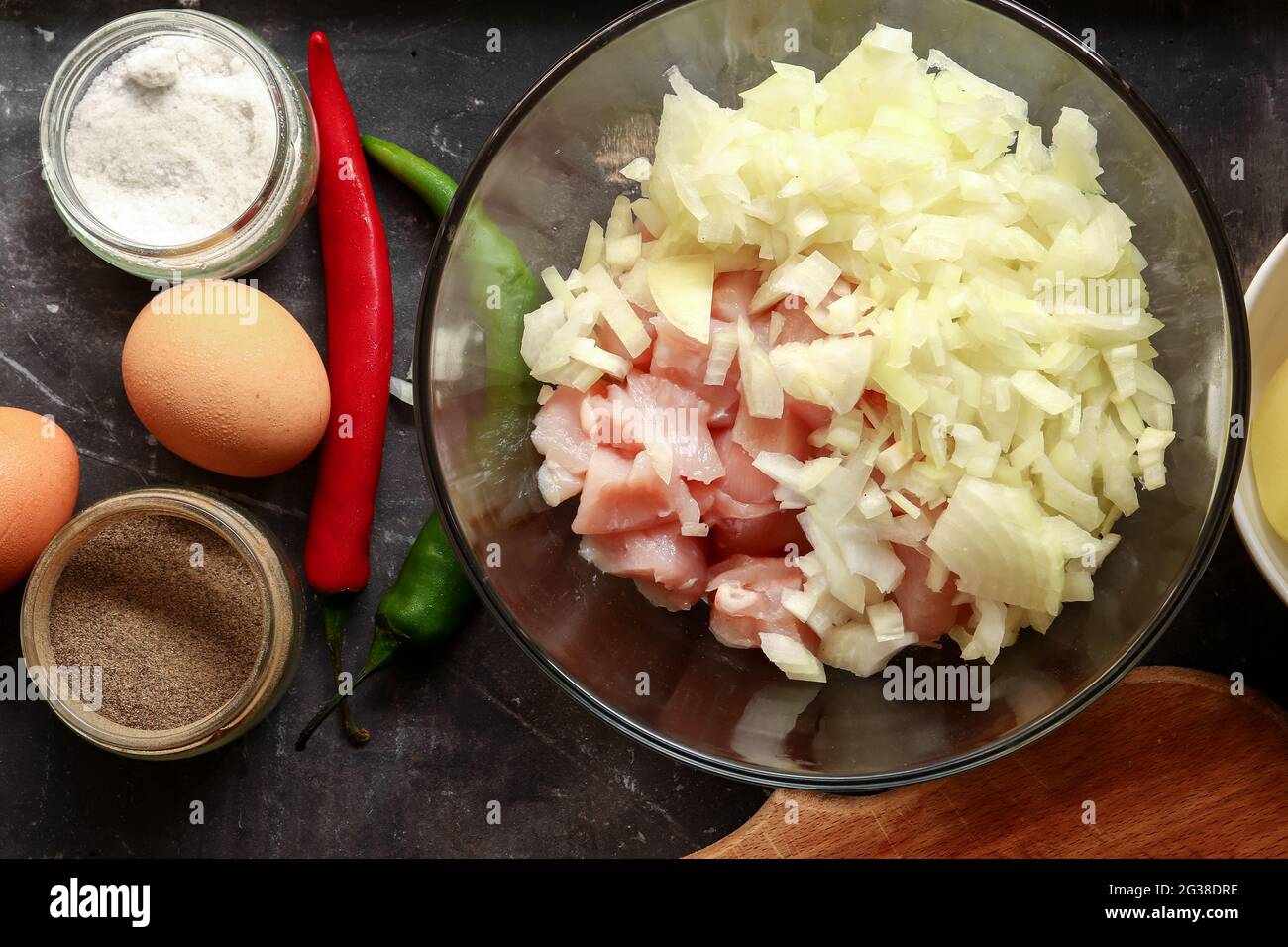 Preparazione graduale della carne macinata per polpette di pollo. Vista dall'alto. Cottura in cucina. Ricetta. Carne e cipolla. Foto Stock