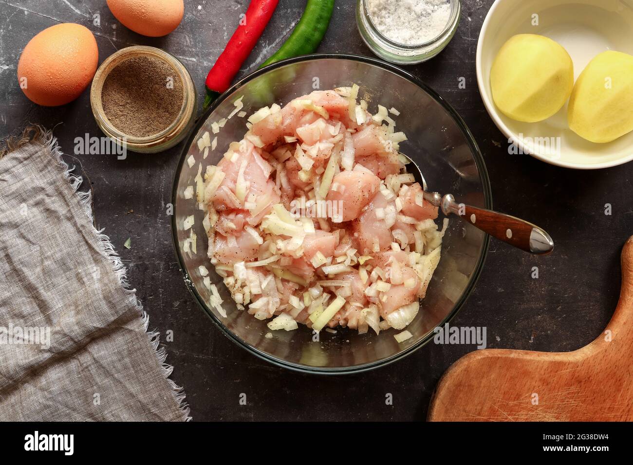 Preparazione graduale della carne macinata per polpette di pollo. Vista dall'alto. Cottura in cucina. Ricetta. Carne e cipolla Foto Stock