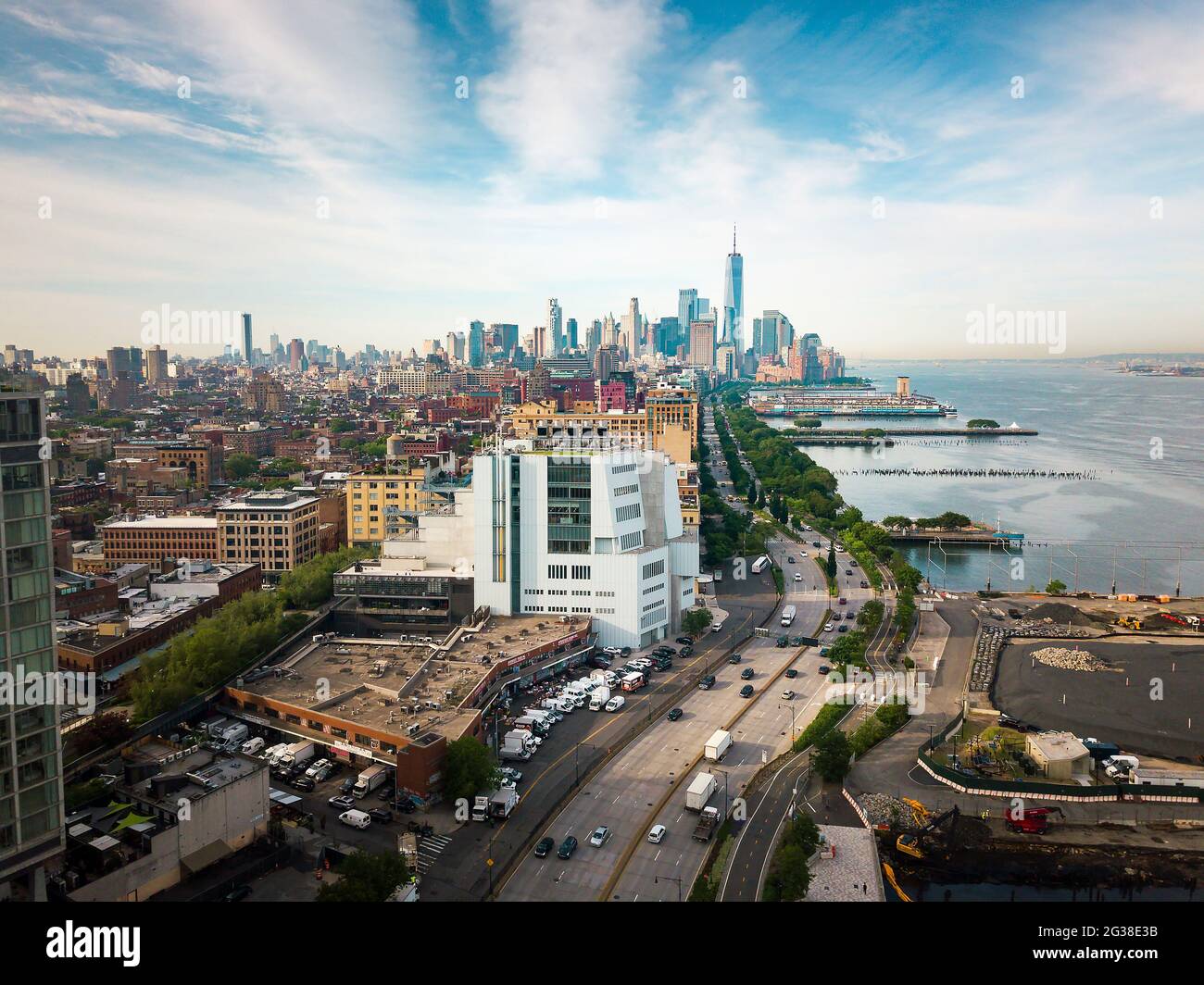 Manhattan e lo skyline di New York vicino alla vista aerea del fiume Hudson. Skyline aereo della città di New York sopra il Molo 55 Foto Stock
