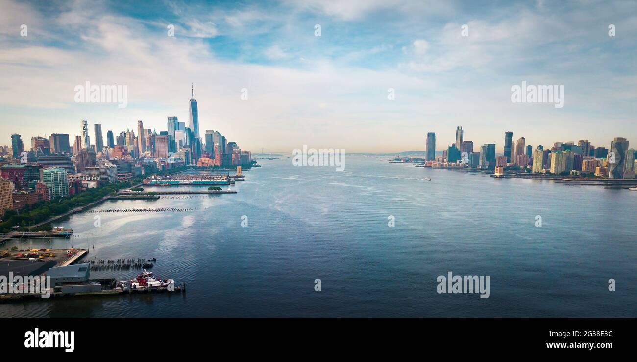 Manhattan e lo skyline di New York vicino alla vista aerea del fiume Hudson. Skyline aereo della città di New York sopra il Molo 55 Foto Stock