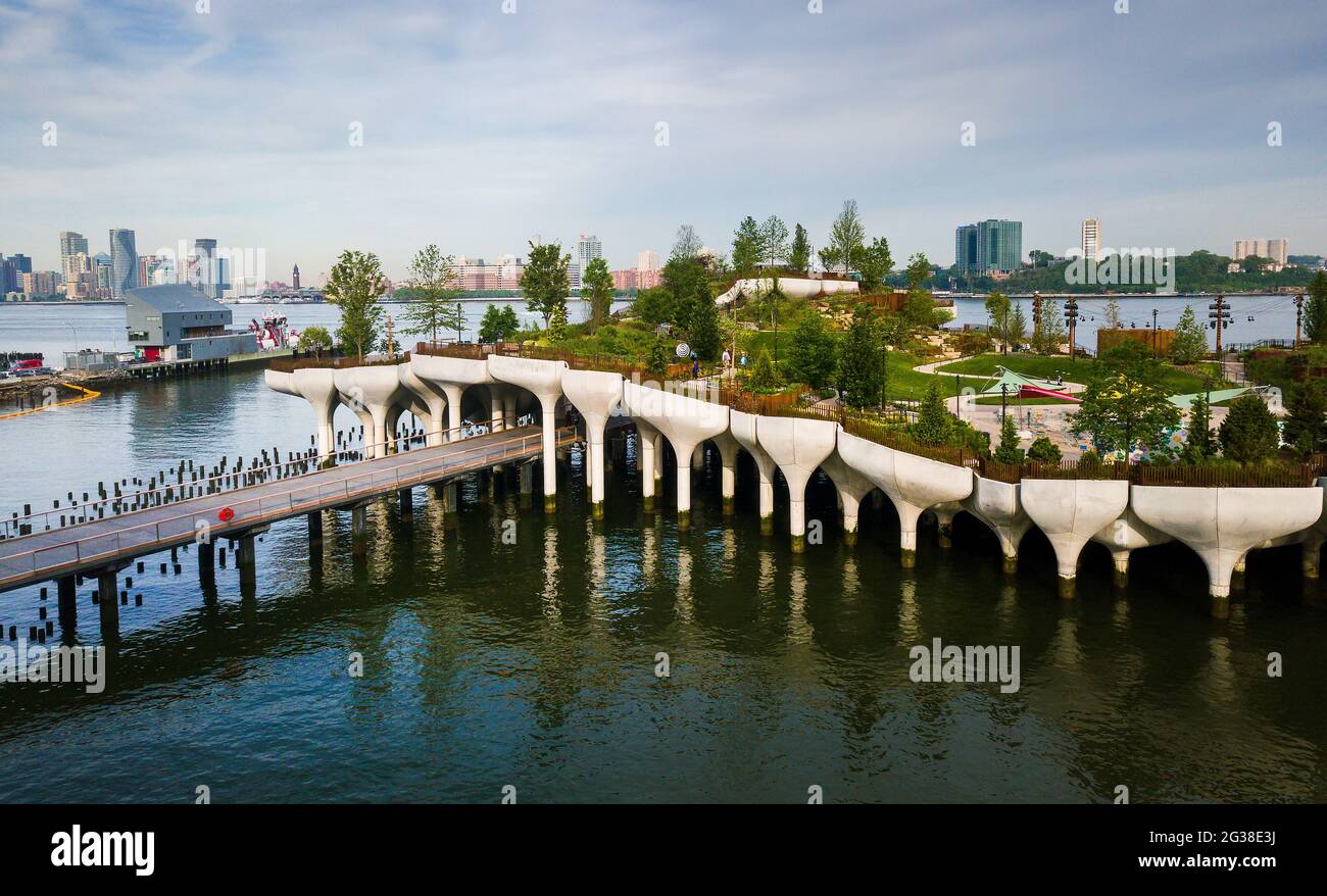 Little Island Park al Pier 55 a New York, un parco artificiale sull'isola nel fiume Hudson a ovest di Manhattan a New York, adiacente al fiume Hudson Pa Foto Stock