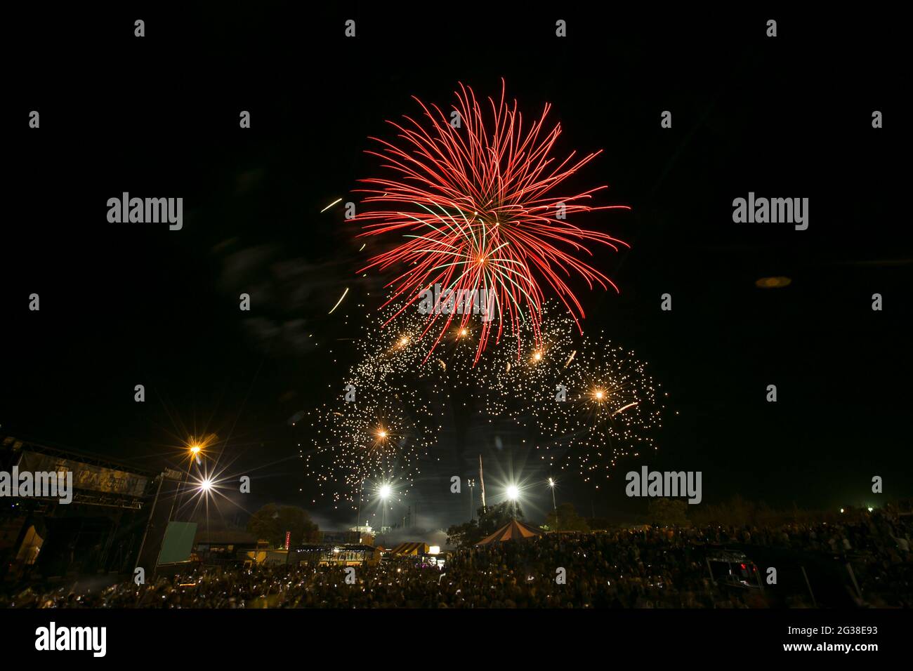 fuochi d'artificio di notte con verde rosso e giallo Foto Stock