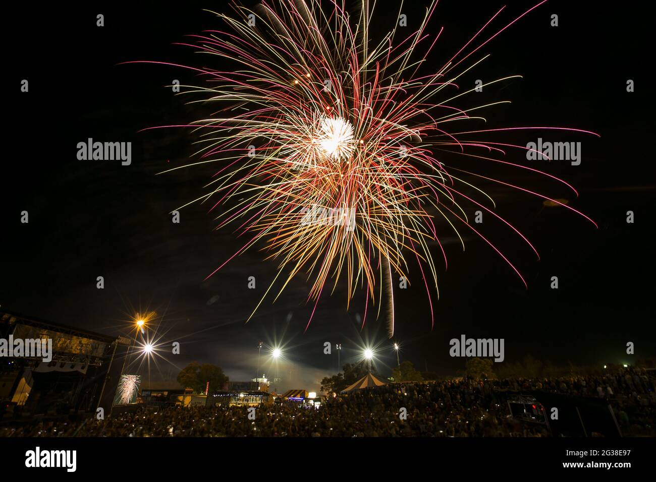 fuochi d'artificio di notte con verde rosso e giallo Foto Stock