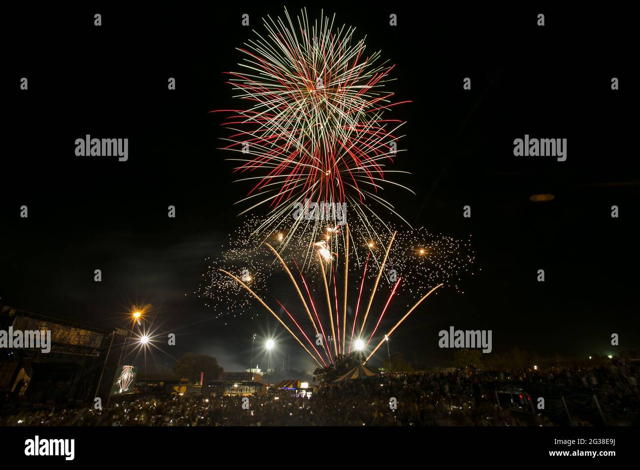 fuochi d'artificio di notte con verde rosso e giallo Foto Stock