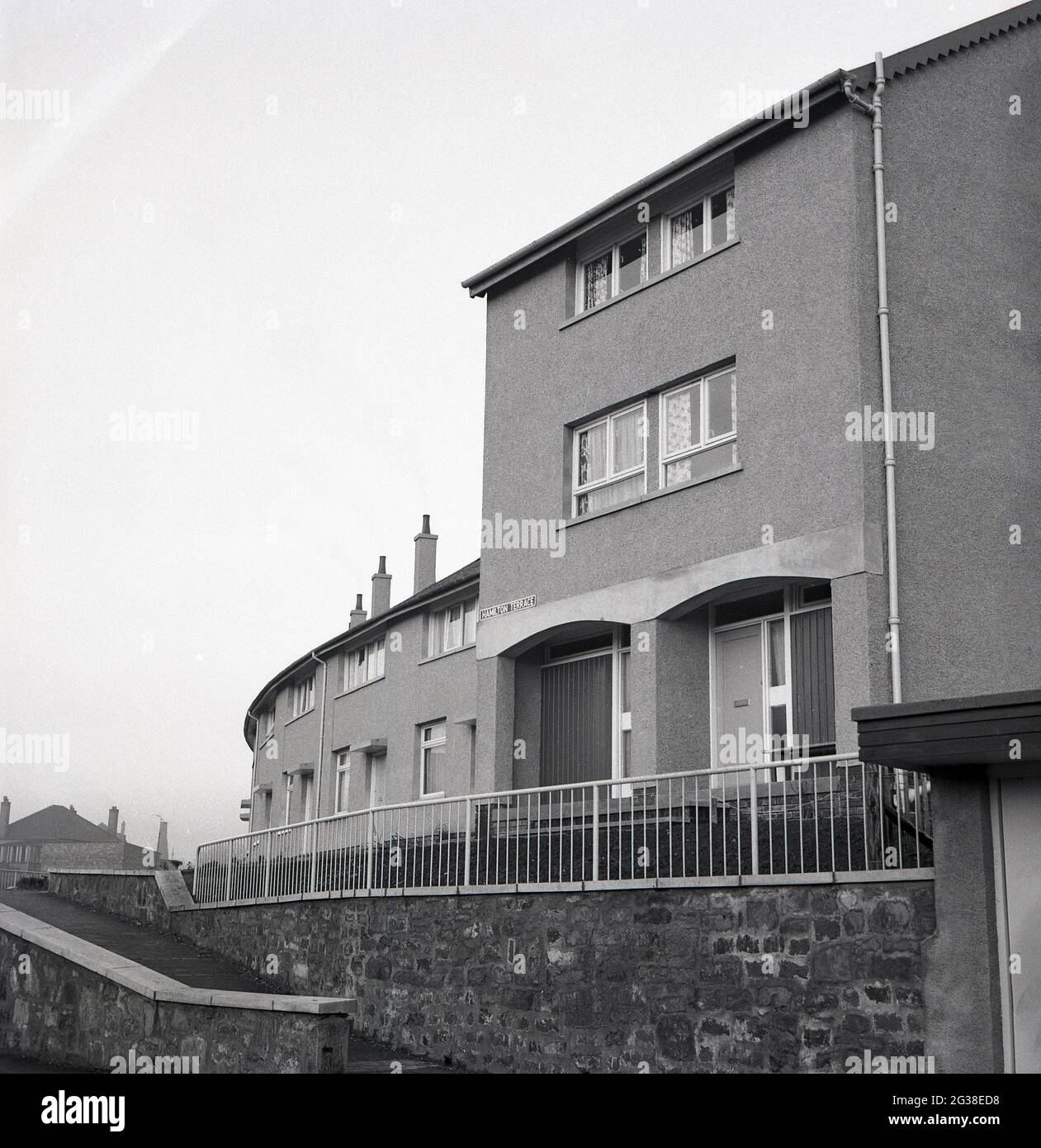 1966, storico, vista esterna di recente costruzione autorità locale o consiglio Housing, Hamilton Terrace, Fife, Scozia. Con una resa esterna in cemento o cemento, queste proprietà sono state costruite nello stile architettonico "brutalista", così blindato, popolare in quest'epoca. Foto Stock