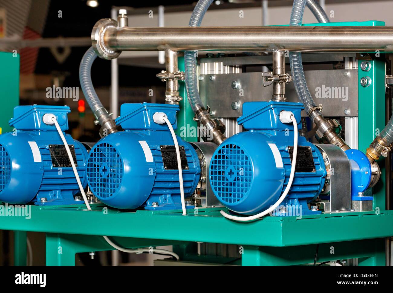 Le attrezzature di fabbrica, i motori elettrici in involucro blu sono nella linea della linea di produzione per creare un potente flusso d'aria. Foto Stock