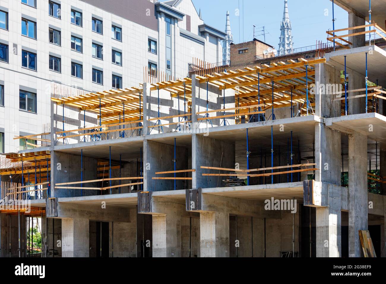 Frammento della fase costruttiva in modo monolitico-telaio, supporti metallici sostengono i pavimenti in calcestruzzo all'interno dei locali. Foto Stock