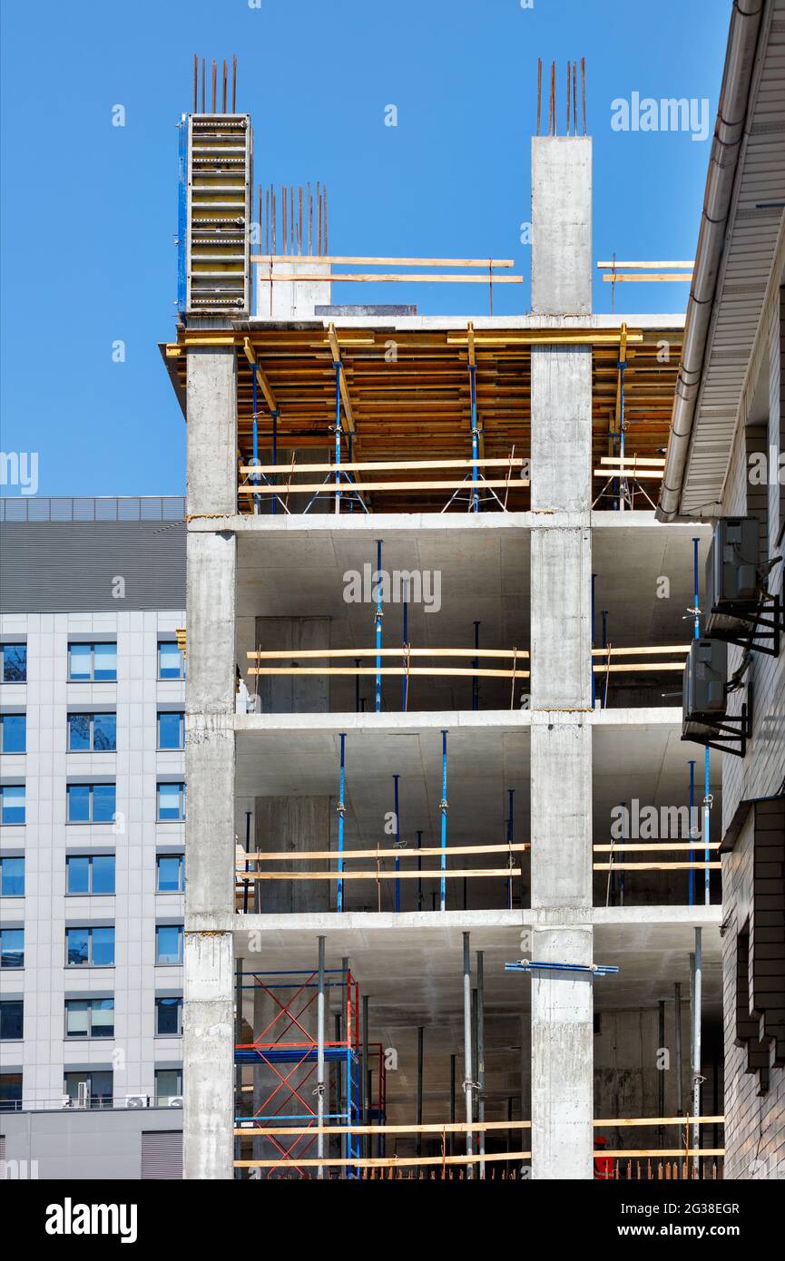 Applicazione di casseforme industriali nel concetto di costruzione di nuovi edifici con metodo monolitico-telaio. Immagine verticale, spazio di copia. Foto Stock