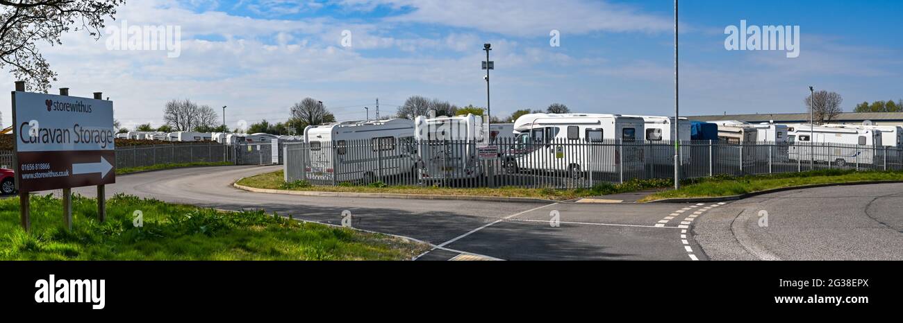 Bridgend, Galles - Aprile 2021: Ingresso ad un deposito per roulotte e camper su una tenuta industriale a Bridgend Foto Stock