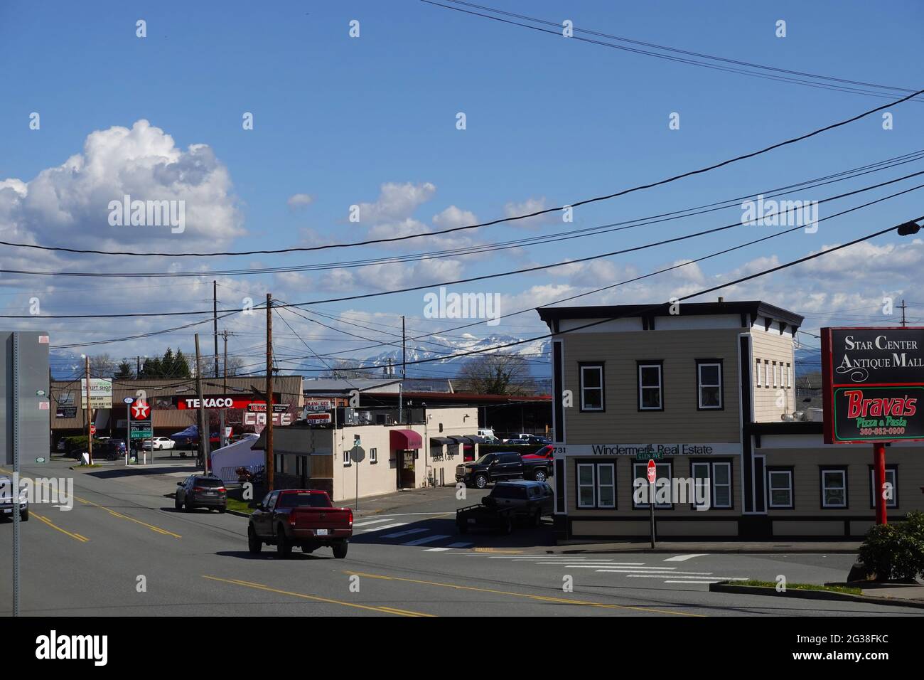 Snohomish, WA USA - circa aprile 2021: Vista sulla strada del centro storico di Snohomish, con le montagne sullo sfondo Foto Stock