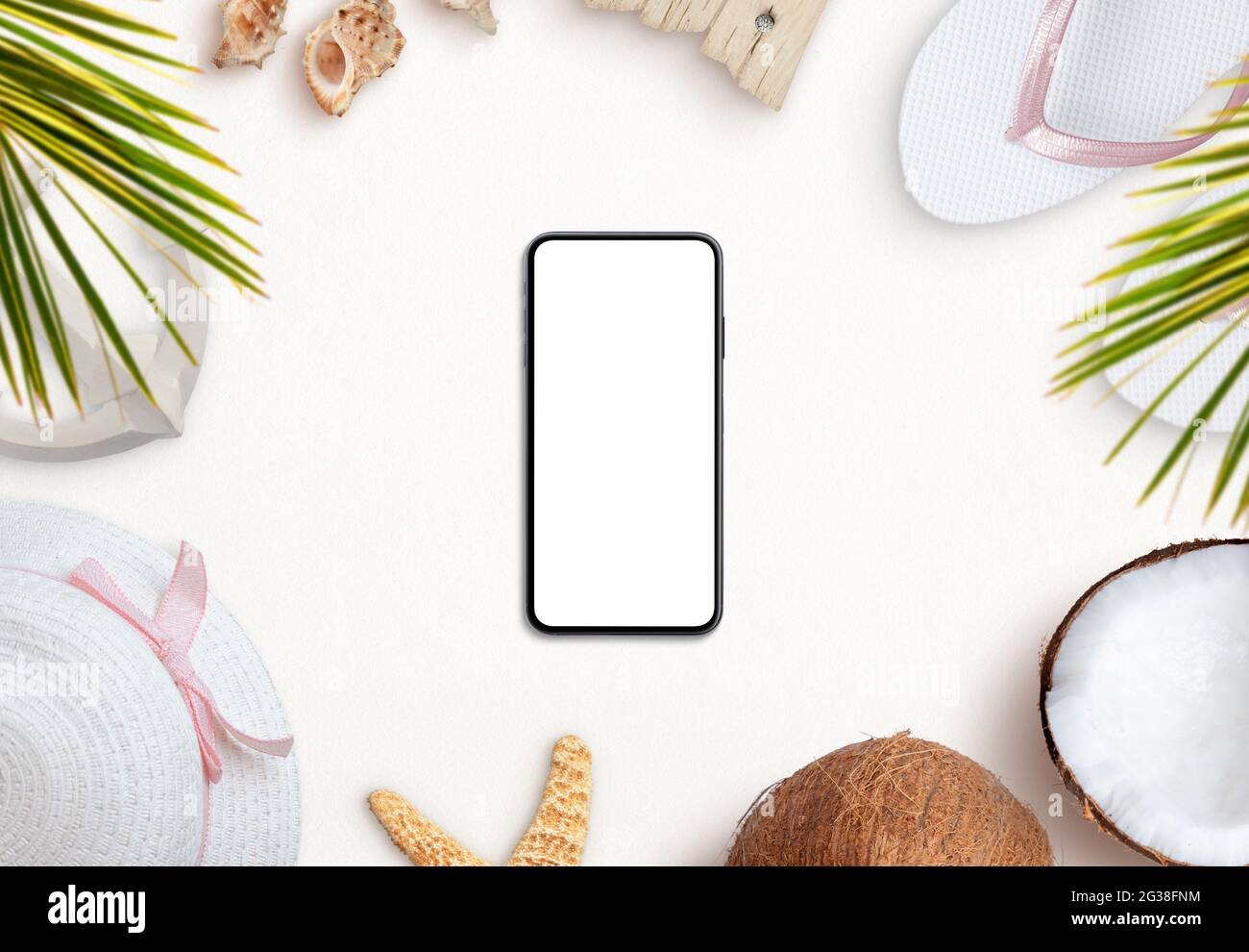 Telefono mockup circondato da estate viaggio accessorie. Foglie di palma, cappello, pantofole, stelle marine, conchiglie, noci di cocco, cintura di sicurezza e ancoraggio. Vista dall'alto, disposizione piatta Foto Stock