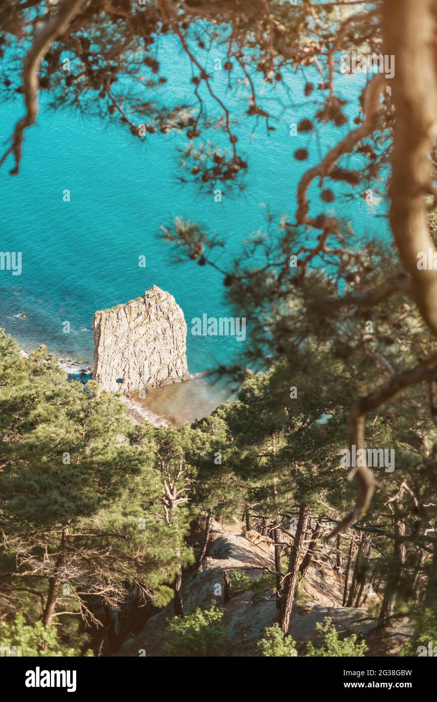 Vista sulla Sail Rock, un punto di riferimento naturale sulla costa del Mar Nero. Foto Stock