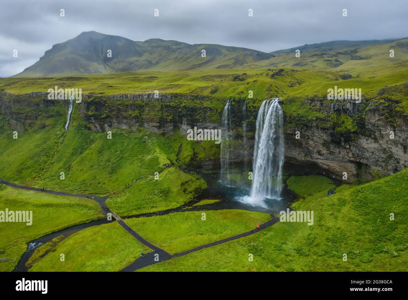 Vista aerea di Seljalandsfoss - le cascate più famose e visitate dell'Islanda. Foto Stock