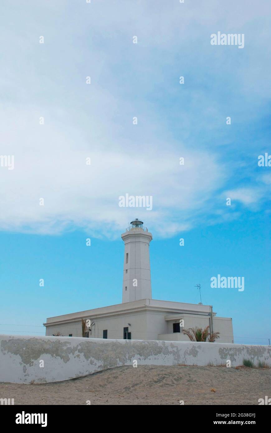 Il faro bianco di San Cataldo sulla costa meridionale dell'Italia Foto Stock