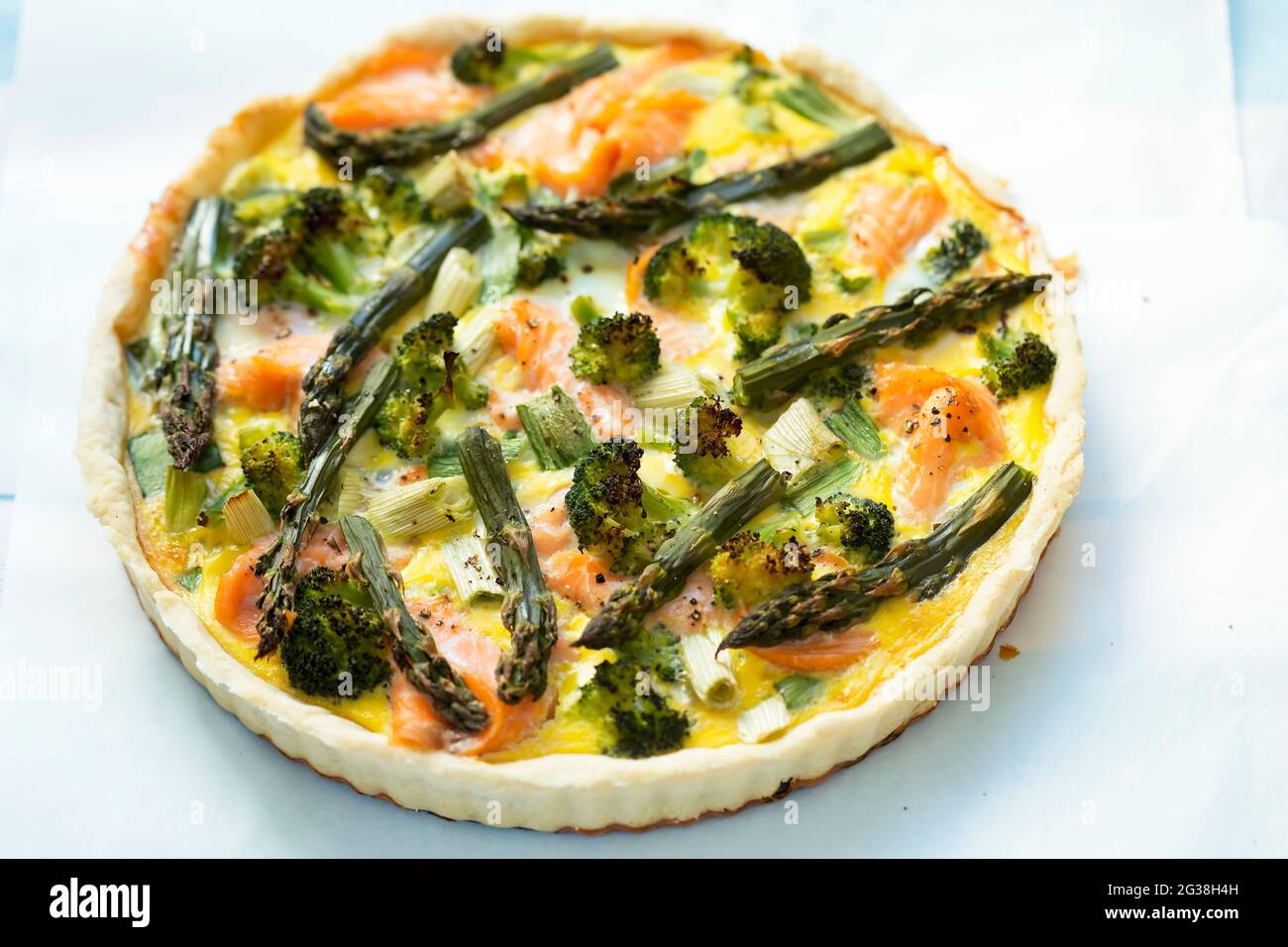Quiche con salmone, broccoli, asparagi verdi Foto Stock