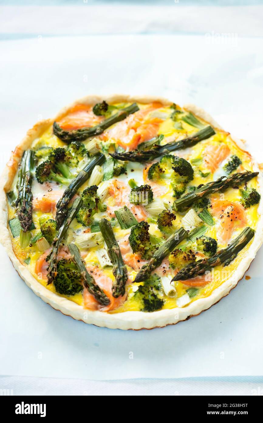 Quiche con salmone, broccoli, asparagi verdi Foto Stock