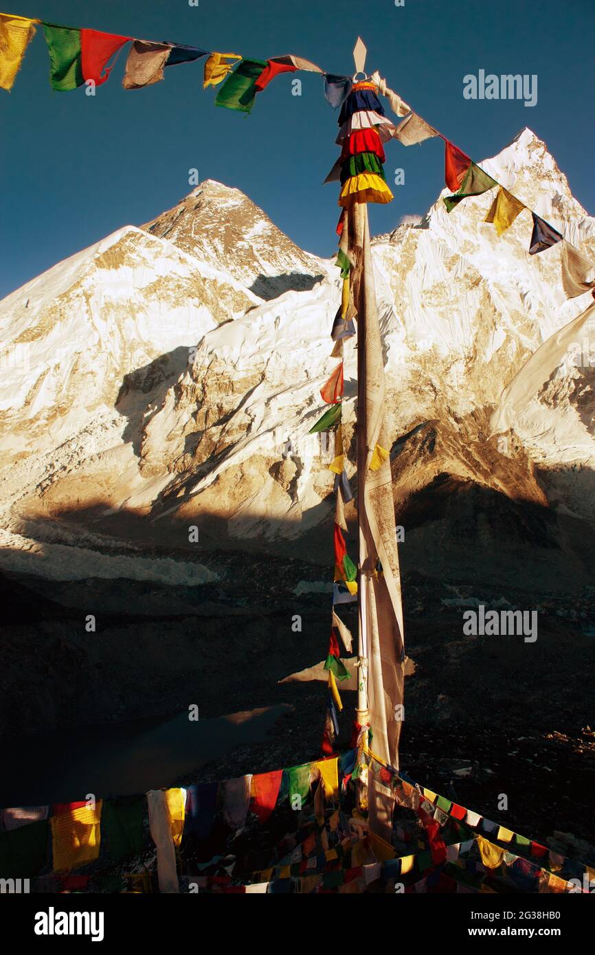 Vista serale di Everest con bandiere buddiste di preghiera da Kala Patthar e cielo blu - modo per Everest base Camp - Nepal Foto Stock