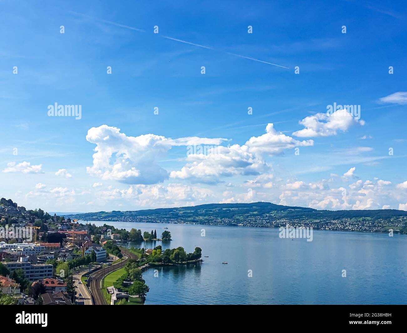 Idilliaco paesaggio svizzero, vista sul lago di Zurigo a Richterswil, Svizzera, montagne, acque blu di Zurichsee, cielo come natura estiva e viaggi Foto Stock