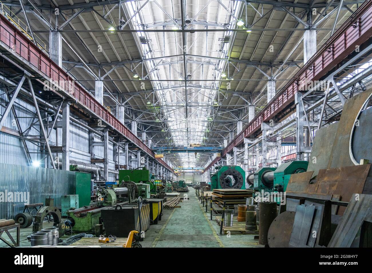 Interni industriali della fabbrica metallurgica. Officina con molte macchine utensili per la lavorazione, la molatura, la foratura e il taglio di metalli. Industria pesante. Foto Stock