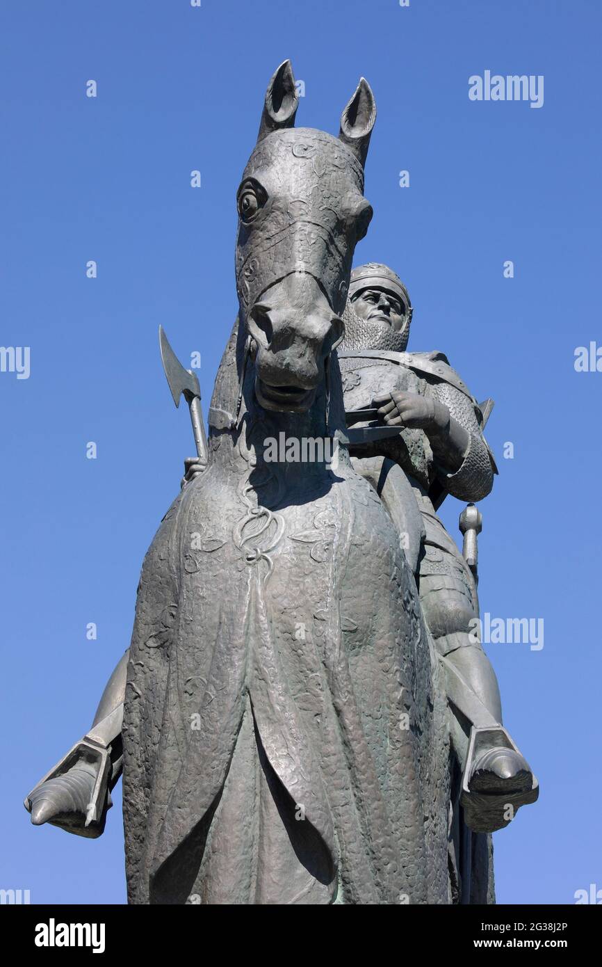 Statua di bronzo di Robert Bruce Re di Scozia a cavallo, commemorando la battaglia di Bannockburn. Sia l'uomo che il cavallo indossano un'armatura per il corpo. Foto Stock