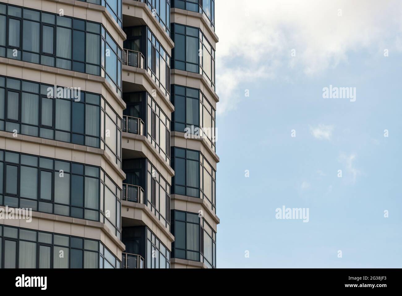 Sfondo con moderna casa in vetro e acciaio. Foto Stock