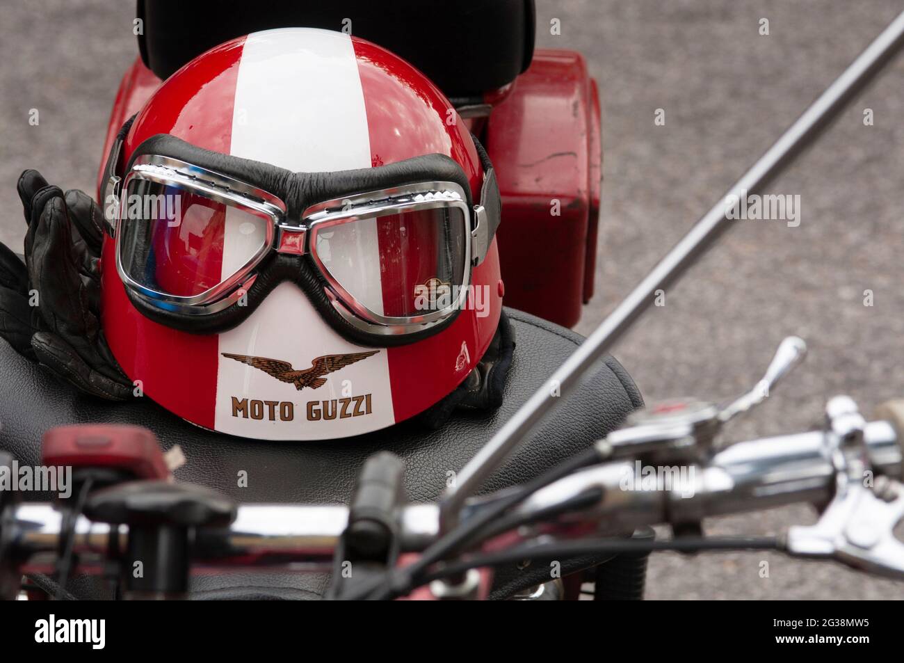 L'Italia, Lombardia, incontro di moto d'epoca, casco Foto stock - Alamy