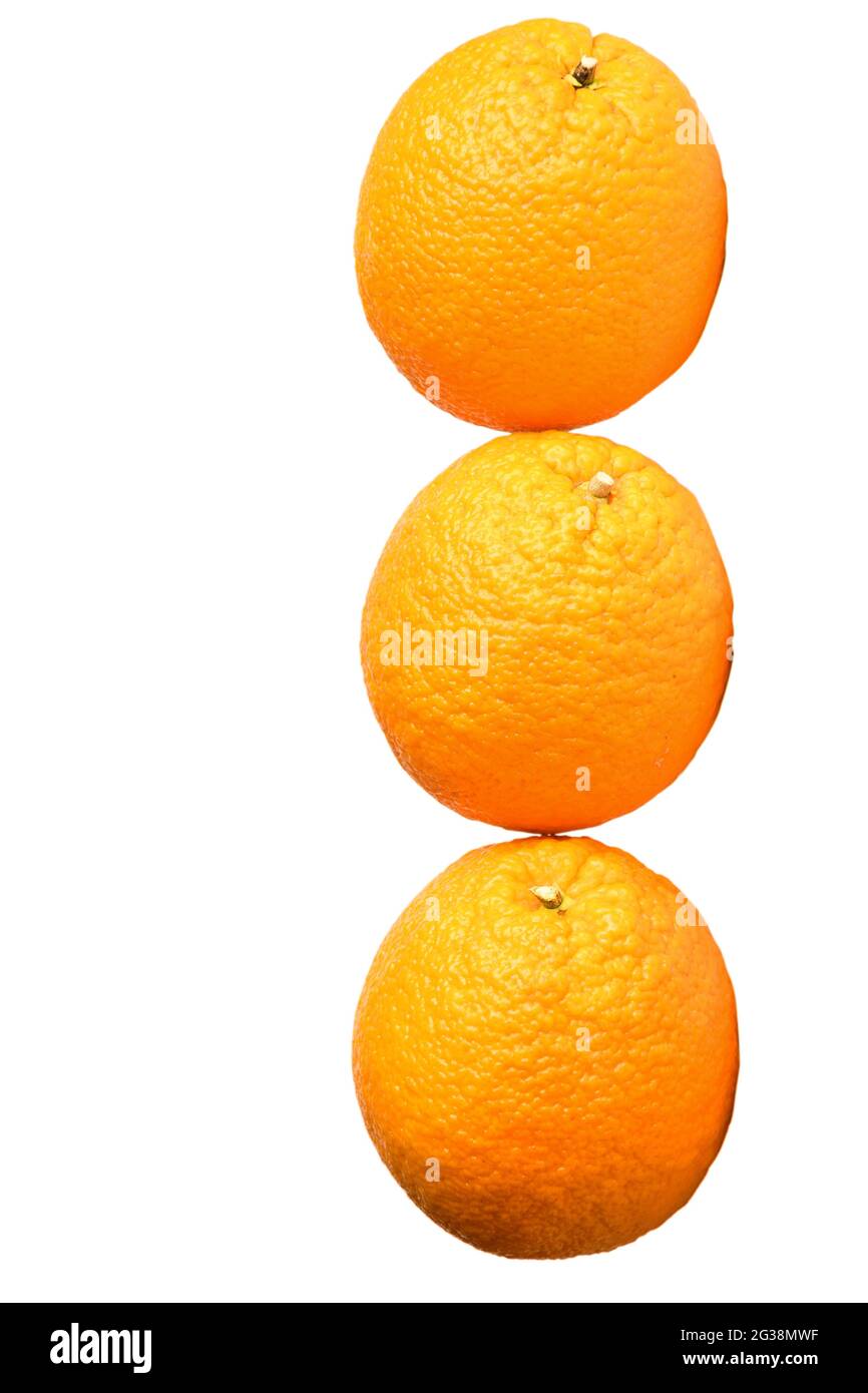 Tre grandi arance identiche giacciono in fila su uno sfondo bianco Foto Stock