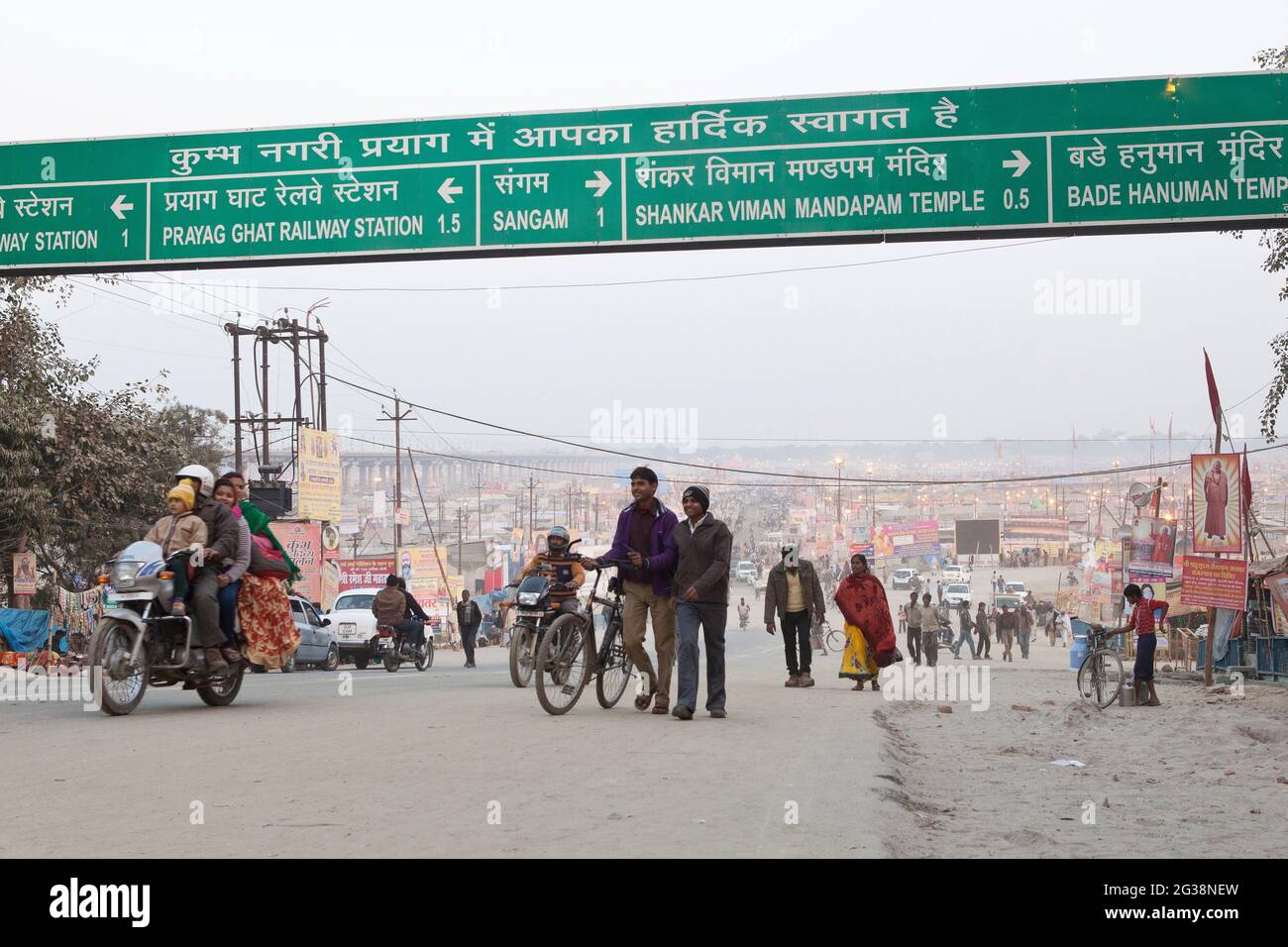 Persone su una strada in Allahabad/Prayagraj Foto Stock