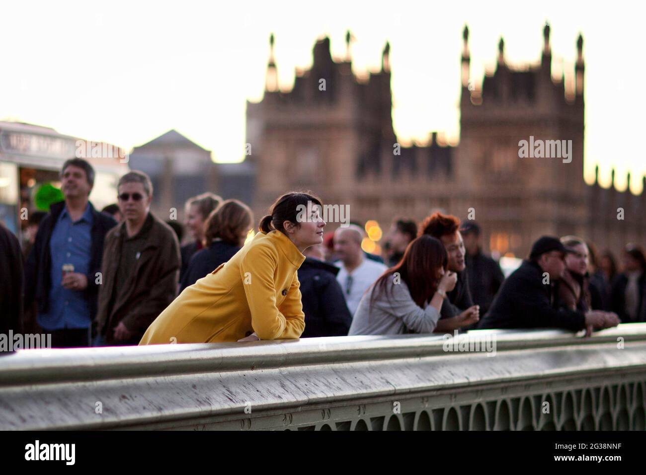 Una donna che si affaccia dal Westminister Bridge Foto Stock