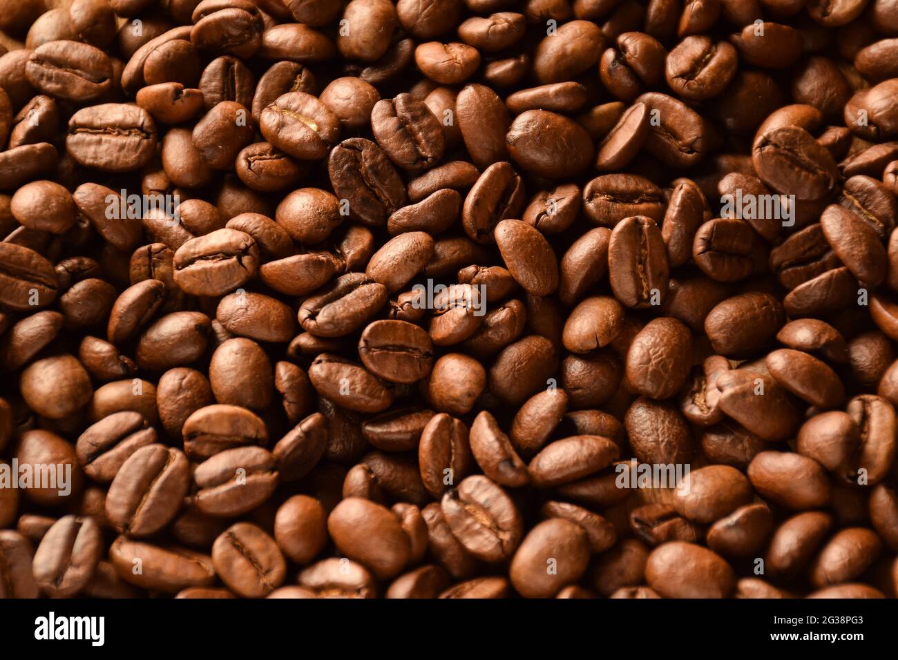 Tutto lo sfondo è coperto con grandi chicchi interi di caffè Foto Stock
