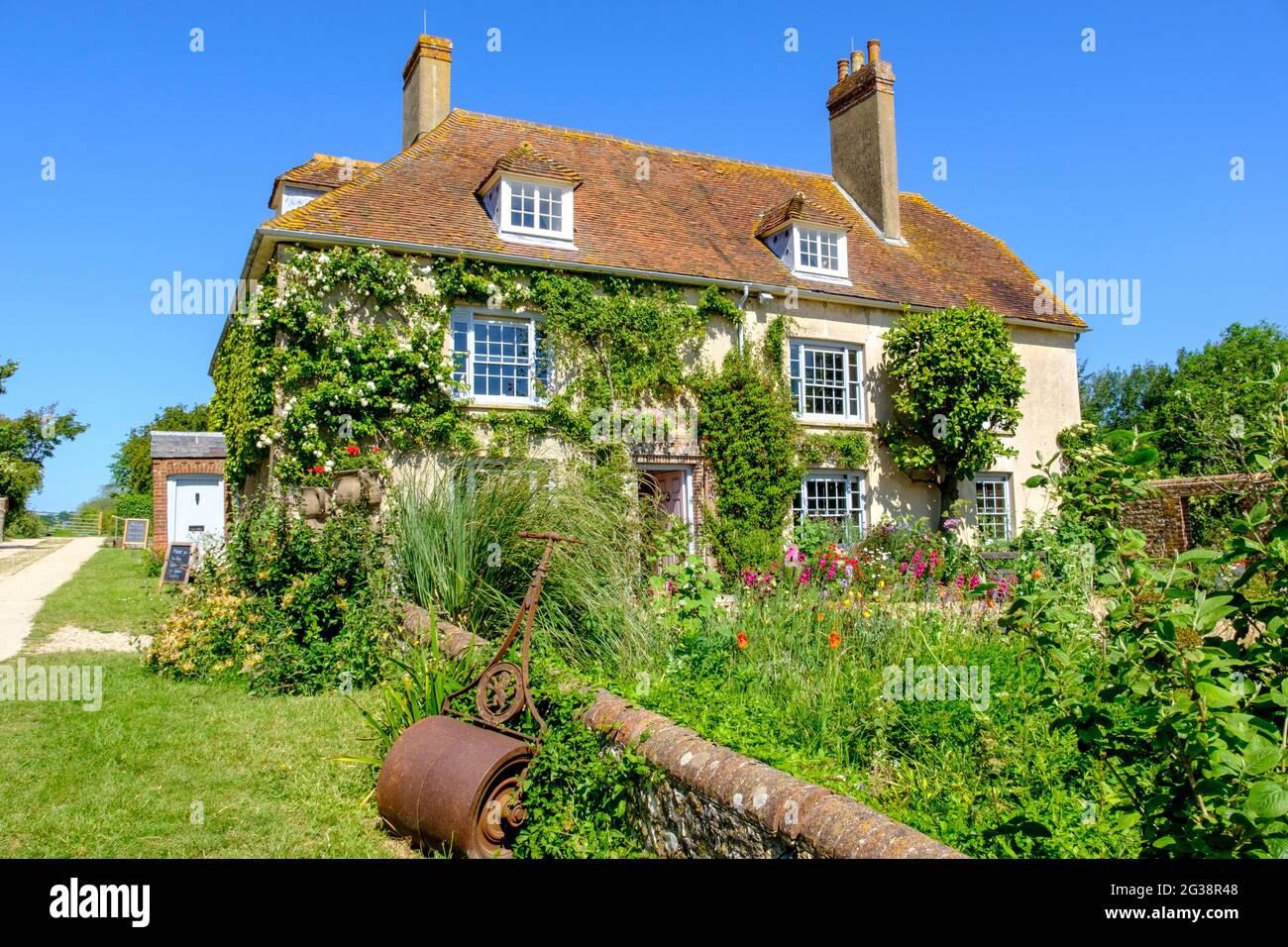 Charleston Farmhouse, la residenza del Sussex Est di Vanessa Bell e Duncan Grant del Bloomsbury Group, West Firle, vicino Lewes, Regno Unito Foto Stock