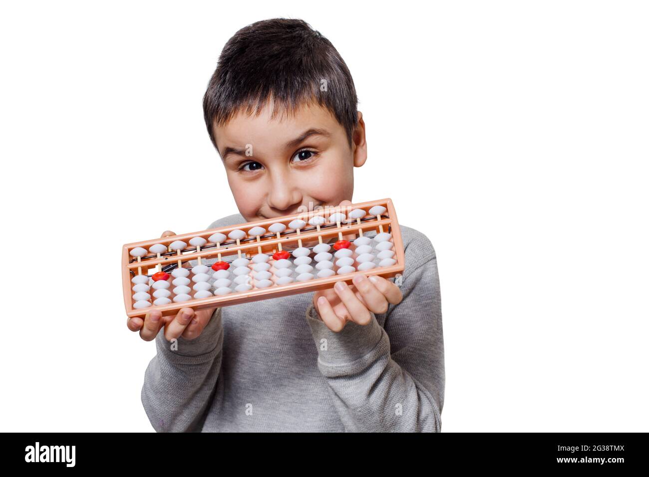 Bambino con soroban tradizionale giapponese abacus isolato su sfondo bianco con percorso di ritaglio. Bambino che usa abacus. Matematica Educazione e sviluppo Foto Stock