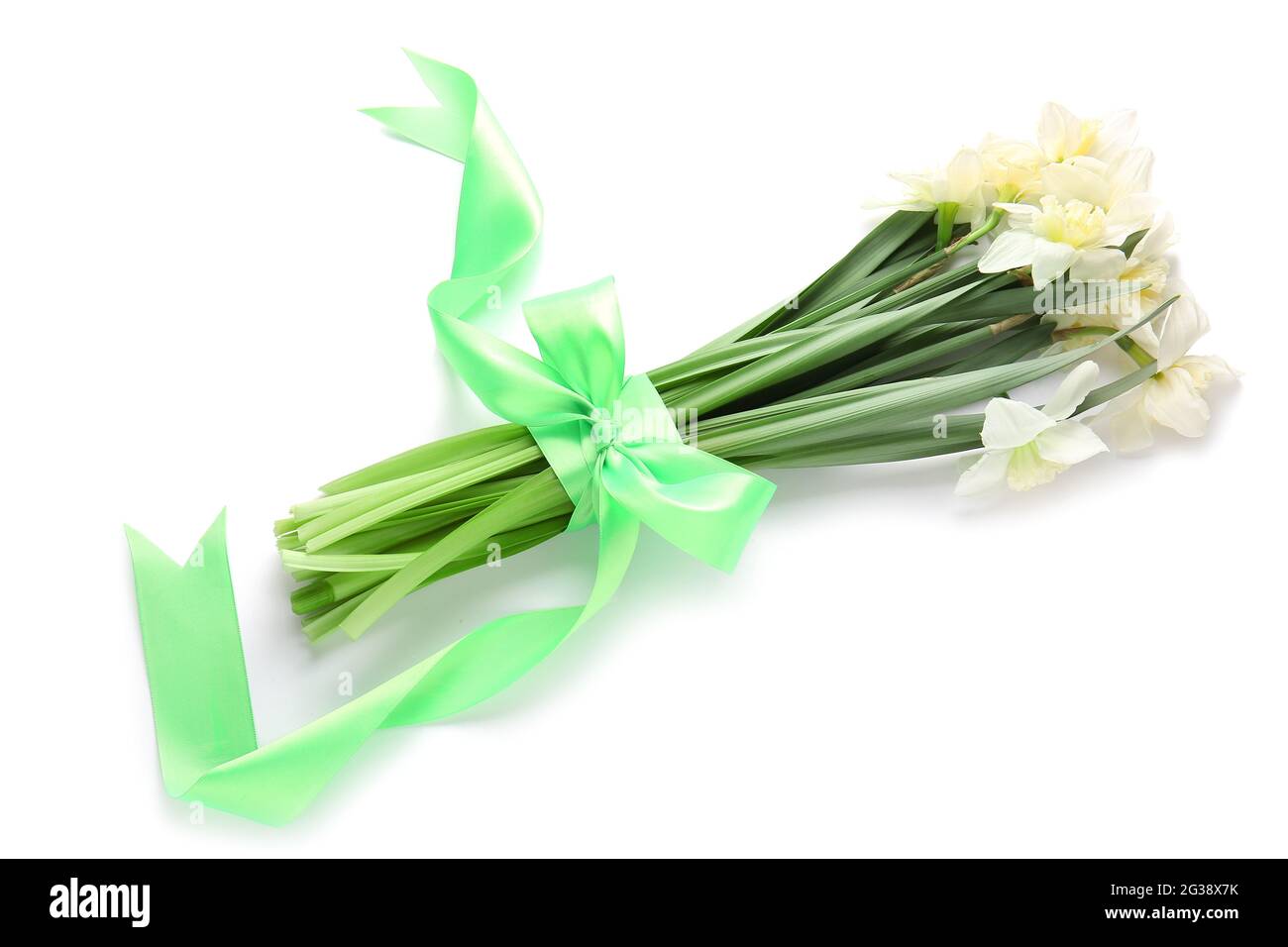 Bellissimi narcisi e nastro su sfondo bianco Foto Stock